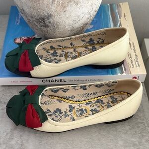 Gucci Cream Flats with Green and Red Bow